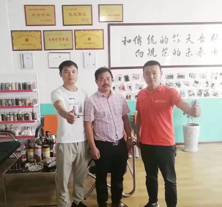8月26日，浙江客戶來許昌智工試機(jī)后現(xiàn)場訂購全套六米電磁流水線炒貨設(shè)備